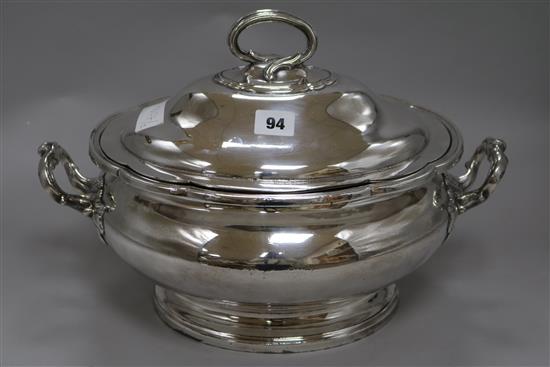 A silver plated lidded tureen 30cm